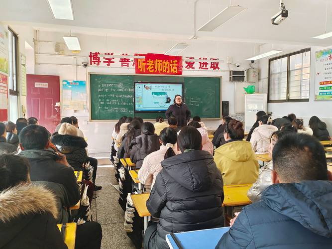 校园开放日家长坐在教室后排听课