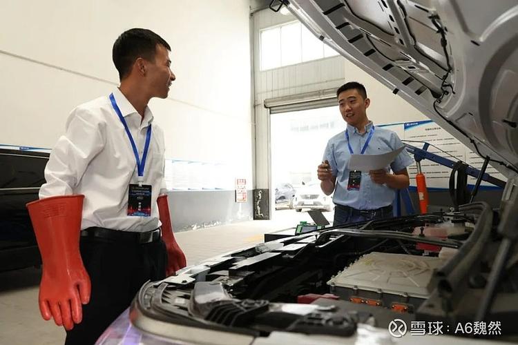 工业保险理赔人员车间设备定损现场