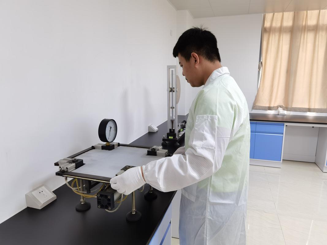 工程师现场校准调试工业失重秤操作图
