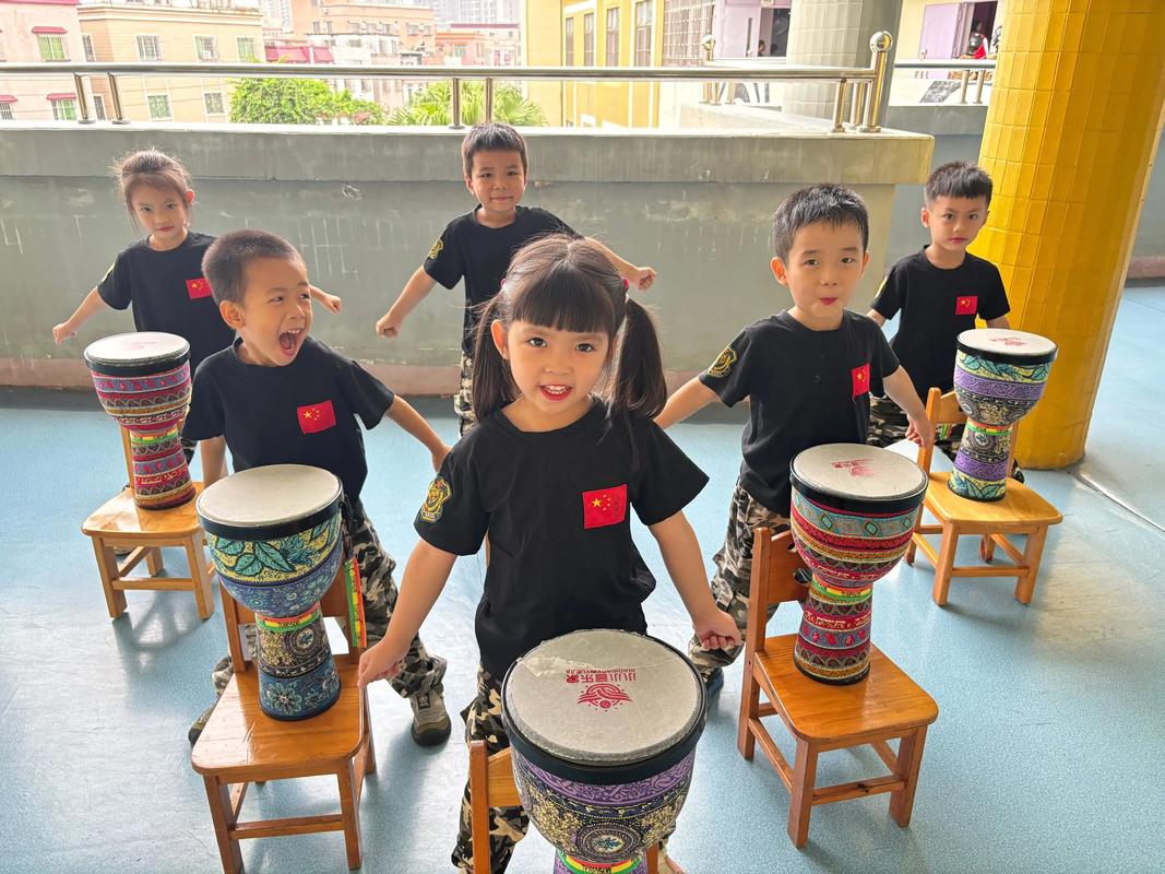 幼儿兴奋地玩不锈钢盆当鼓敲