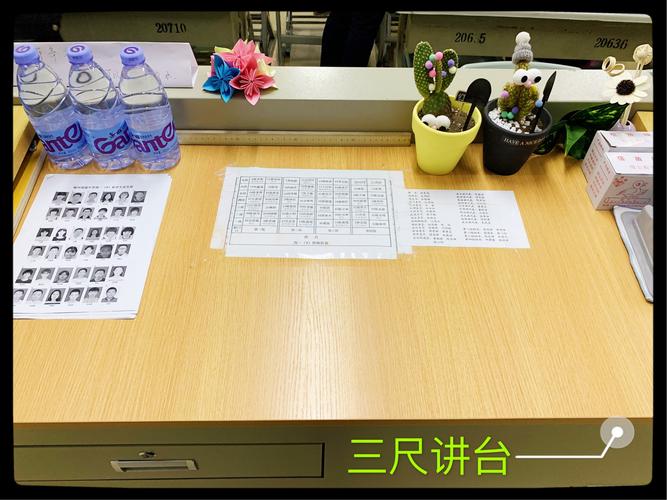 中学教室讲台上分类摆放的三色作业任务单