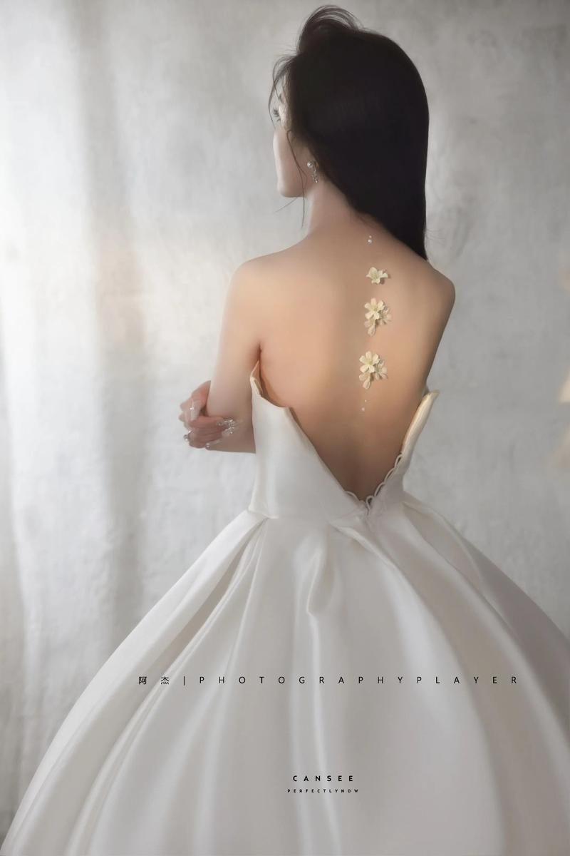 新娘蕾丝露背婚纱背影特写