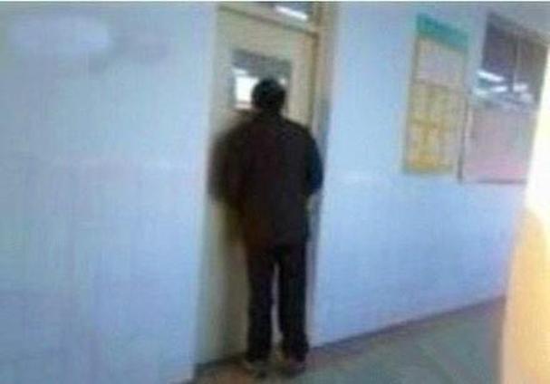 中学教室后门班主任观察剪影