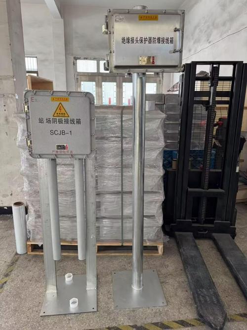 工人使用力矩扳手紧固防爆接线箱