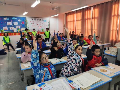 城乡结合部学校课堂学生举手发言