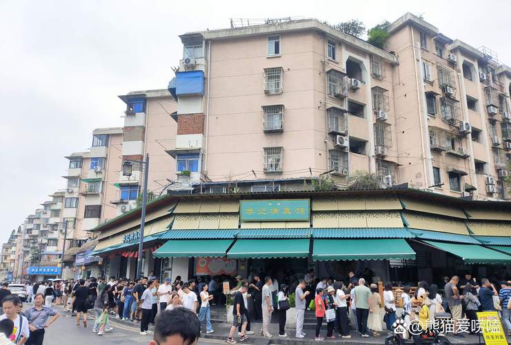 居民楼隐蔽小吃店门口排队