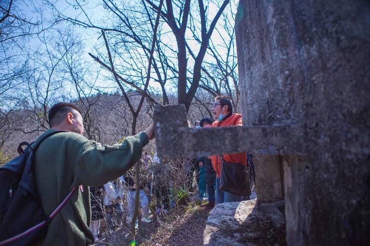 南京栖霞山文保志愿者巡山登记散落文物