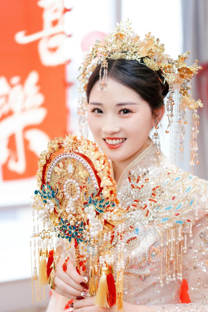 新娘婚礼当天妆容自信微笑特写