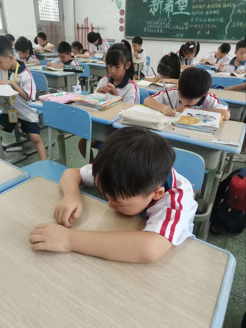 小学一年级新生在教室玩适应游戏