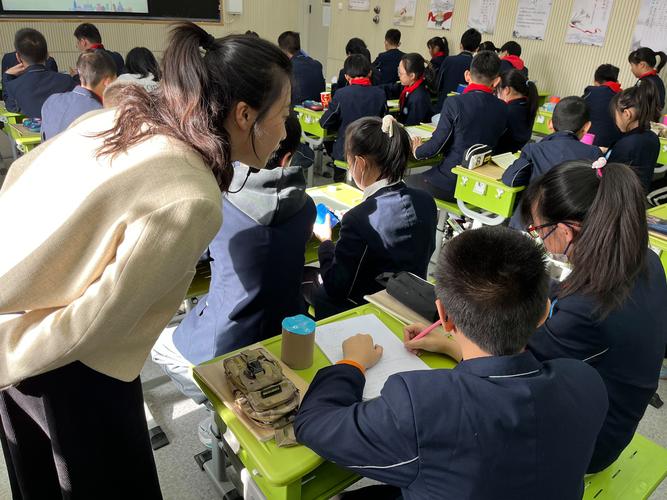 学生利用乡土文化开展数学建模的课堂场景