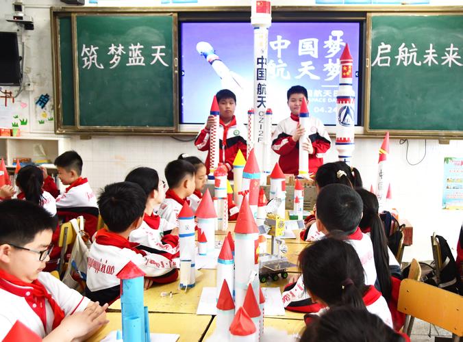 小学生参观航天科技展览触摸火箭模型