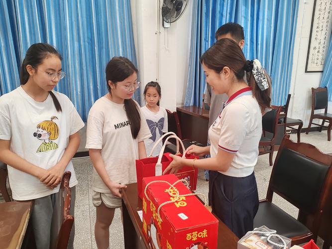 制造工厂职工子女开学大礼包发放现场