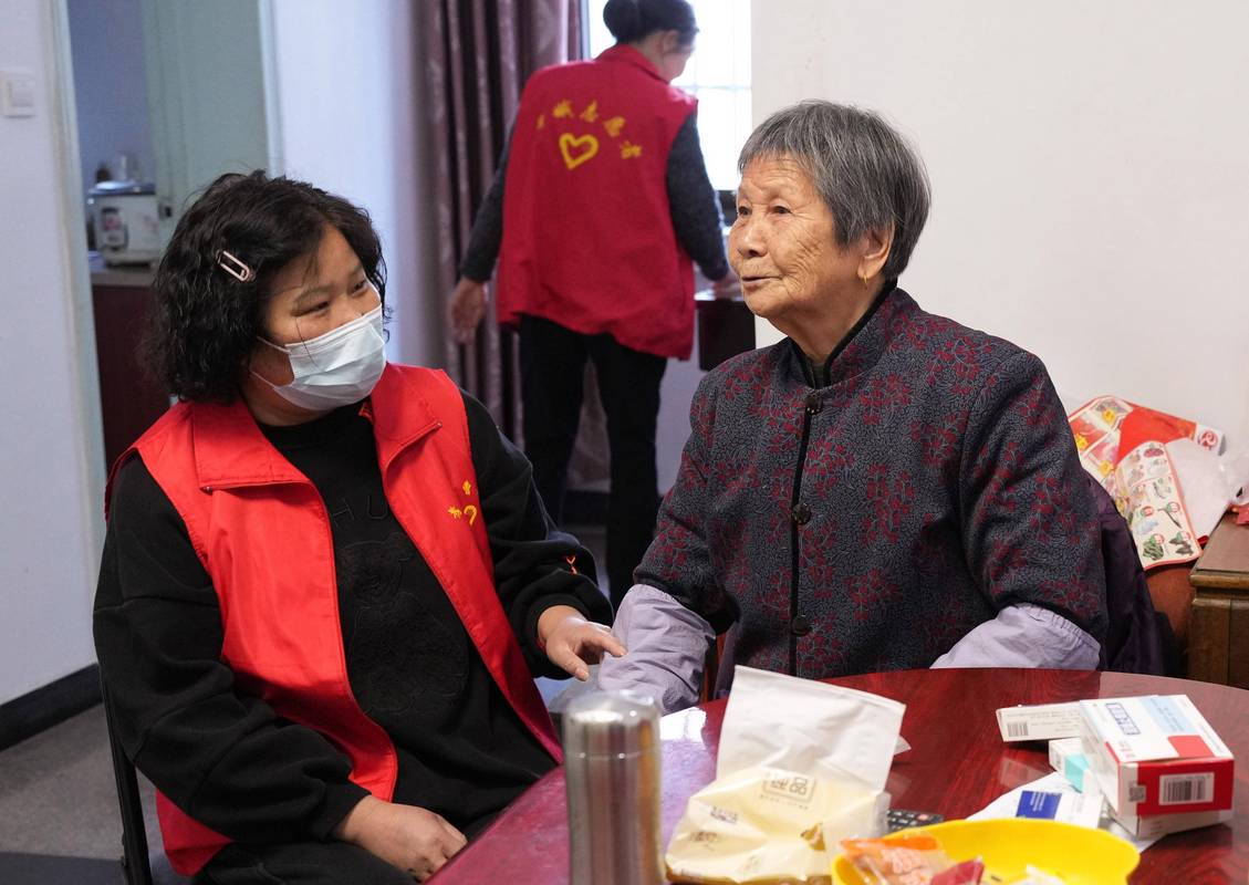 工厂车间志愿者团队与社区老人合影