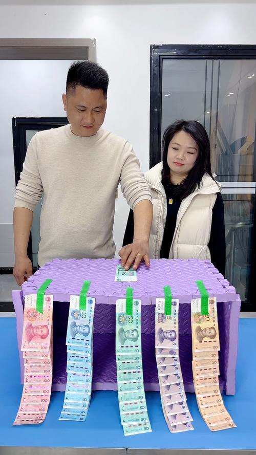 亲子一起攒追星门票钱存钱罐实拍