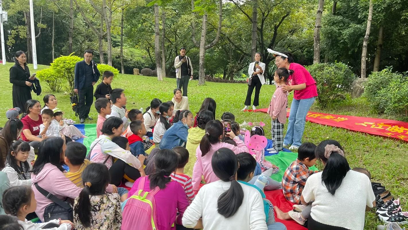 小学家委会组织亲子户外活动场景