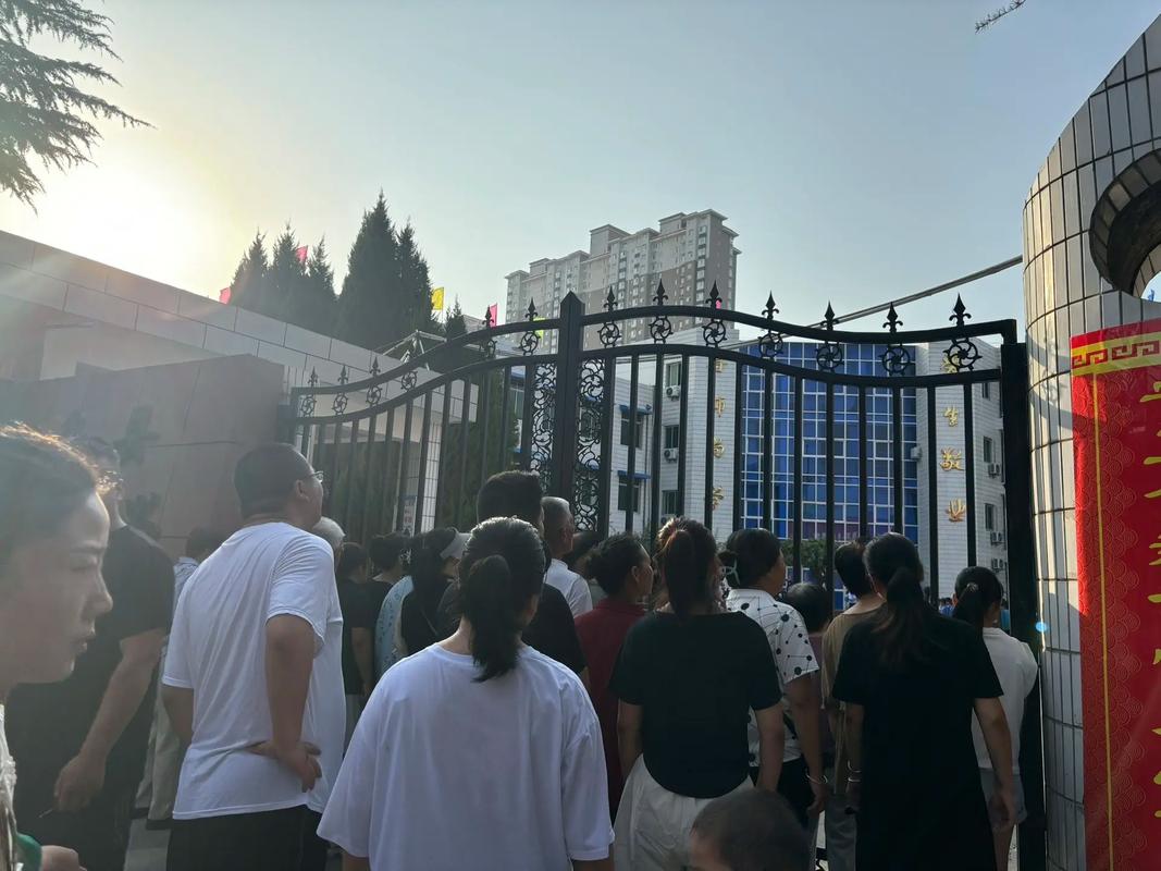 六岁儿童升学前焦虑蹲坐校门口实拍图