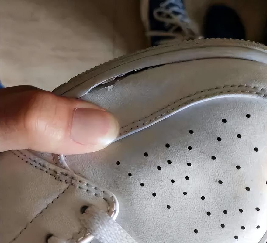 用吹风机高温吹湿帆布鞋导致皮面开裂的实拍图