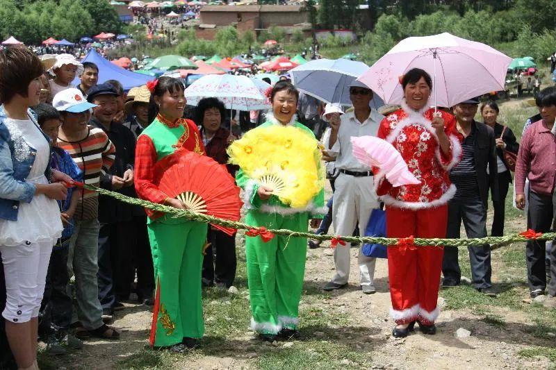 甘肃康乐莲花山拦路对歌挂彩条现场