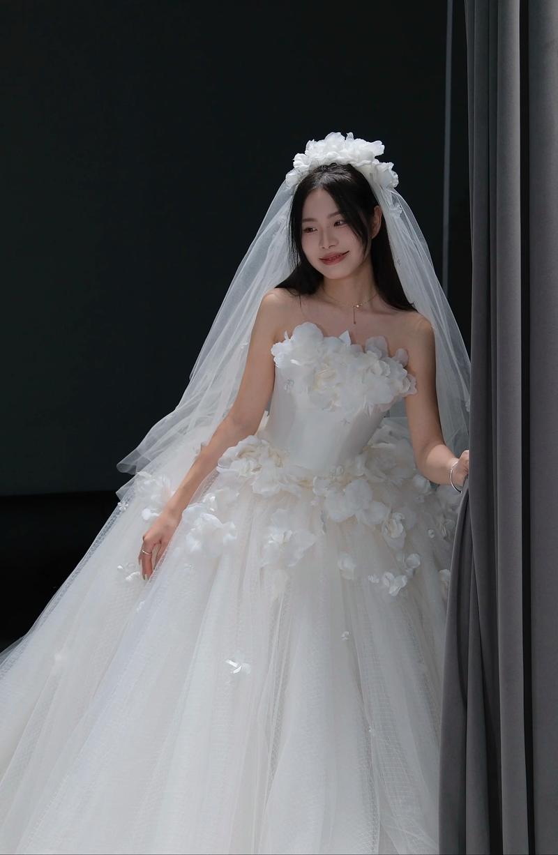 新娘穿抹胸婚纱大笑的户外婚礼抓拍