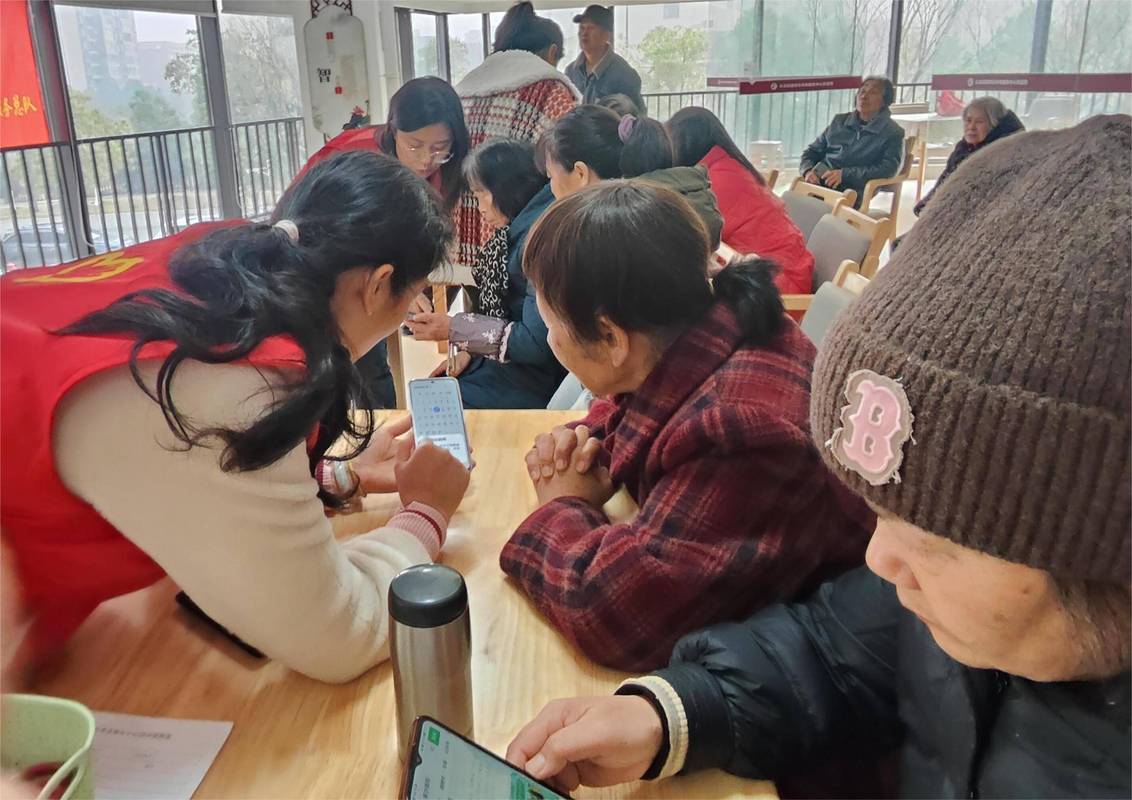 社区适老化服务人员上门教老人用智能手机场景图