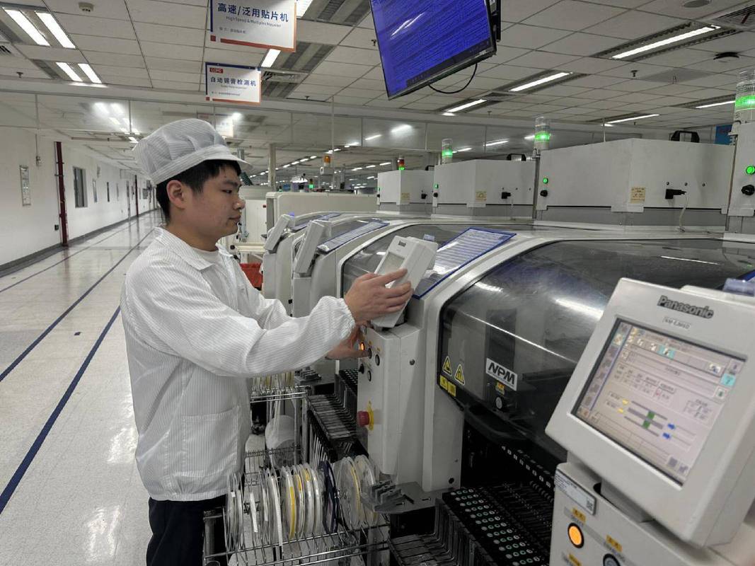 电子车间贴片机供料器工作场景