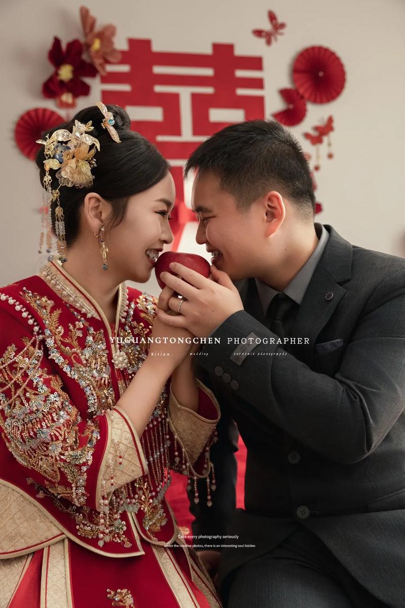 婚庆摄影师现场工作抓拍新人欢笑瞬间