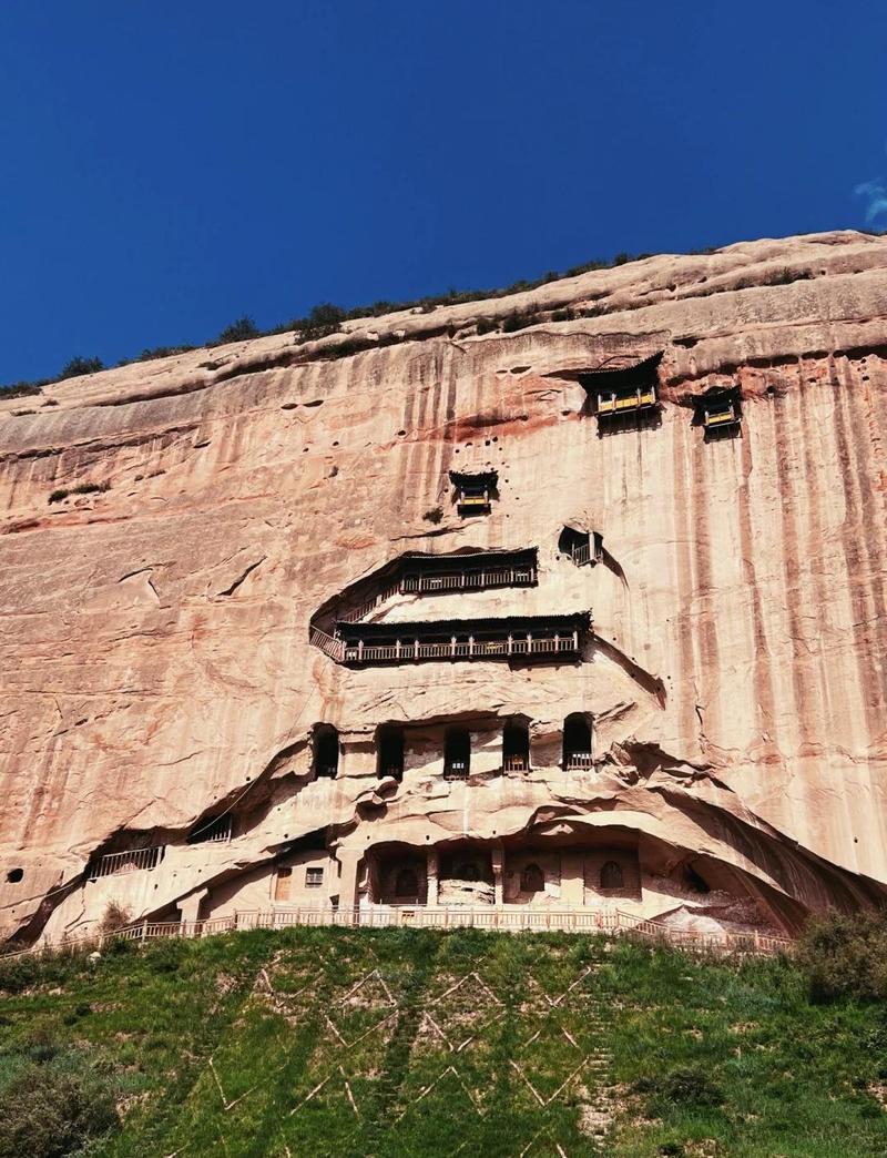 马蹄寺石窟群远景