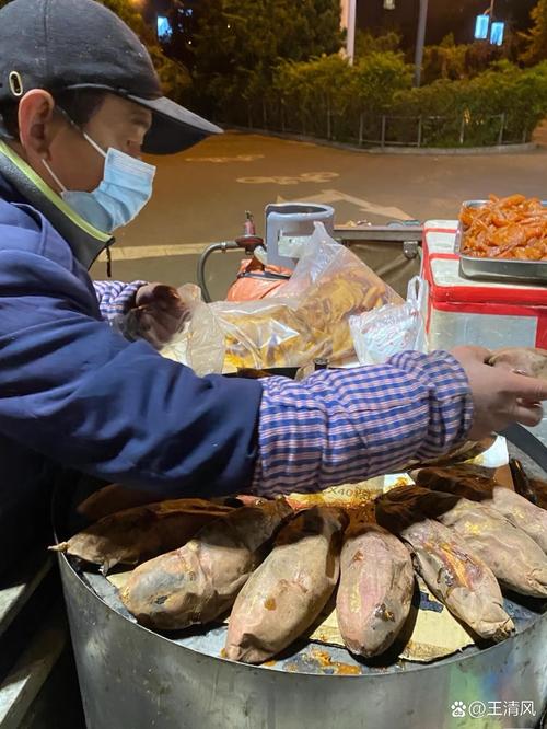 小学放学巷口流动烤红薯摊