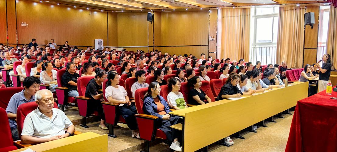 线下公众演讲分享会观众认真听讲场景