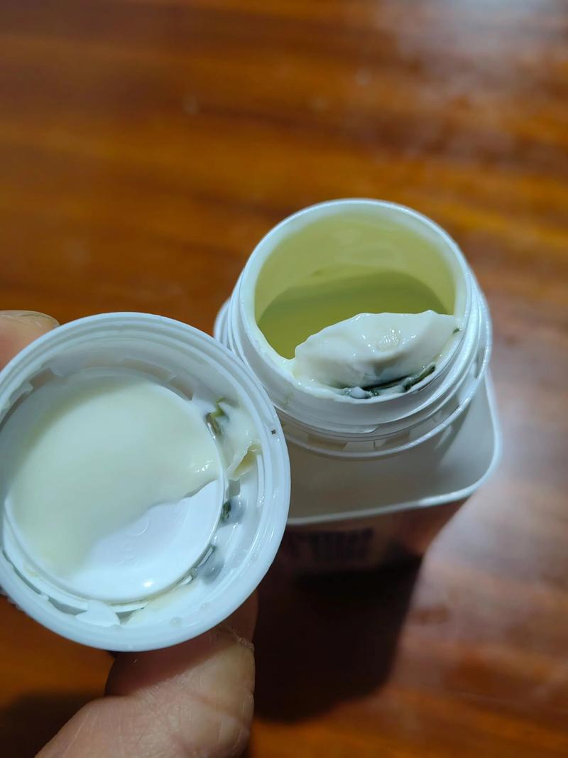 超市幼儿执拗要自己撕酸奶盖子现场图