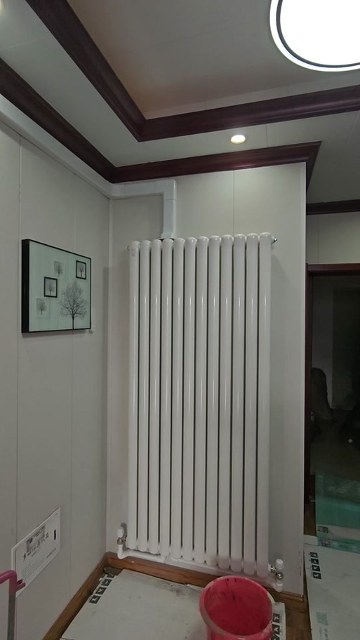 老房明装暖气片墙角走管实景图