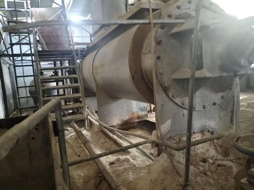 技术员正在检查大型工业干燥机内部不锈钢桨叶磨损情况