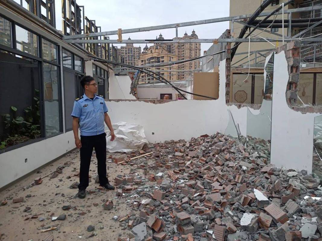 阳光房违建被拆除的现场废墟