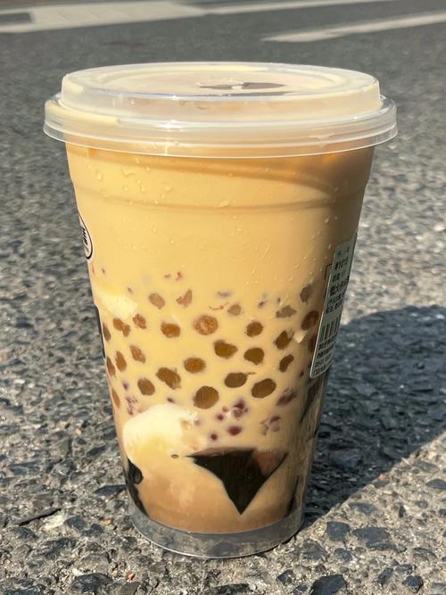网红奶茶满杯加料开盖实拍