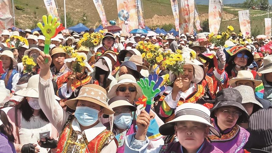 青海大通老爷山六月六花儿会对歌场景