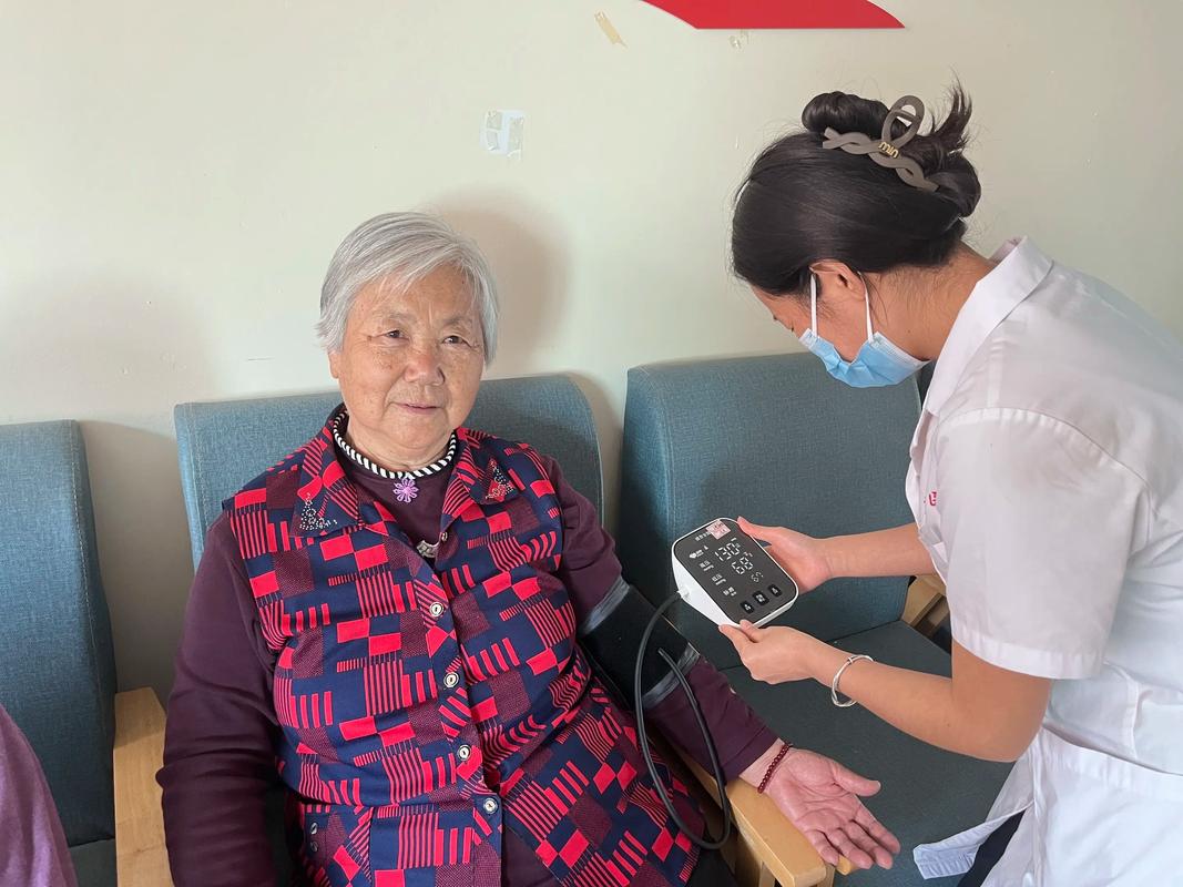 老年健康管理师为老人测量血压