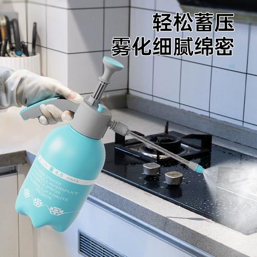 家用厨房挂在灶台边的清洁喷壶实拍