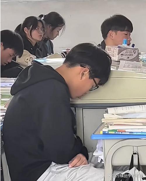 教室中学生们无精打采地望着黑板