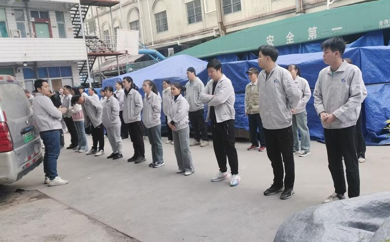工业制造工厂早班员工晨起厂区打卡照