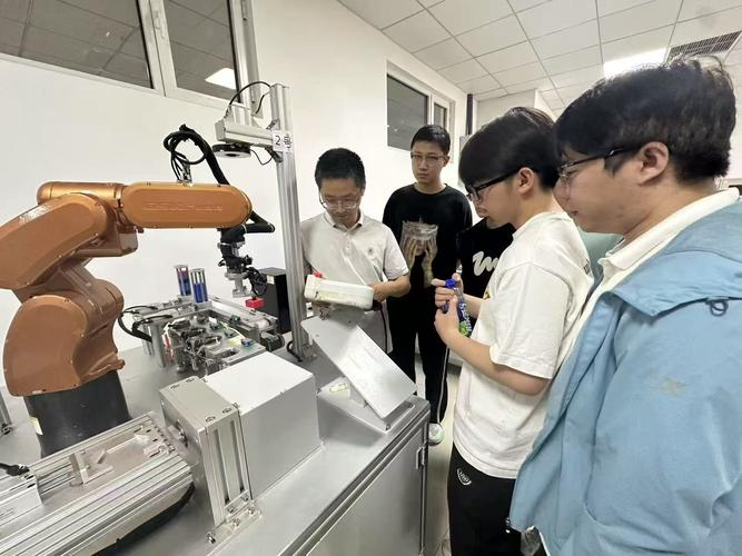 工业机器人专业共建课程大纲修改研讨会现场