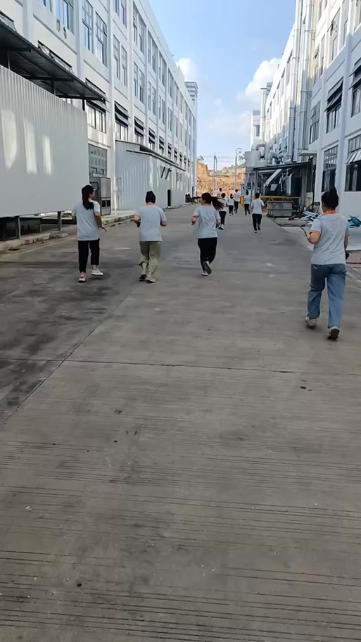 湘南县域服装加工厂下班接孩子的厂区路
