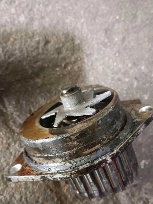 拆解后严重腐蚀缺损的汽车水泵叶轮