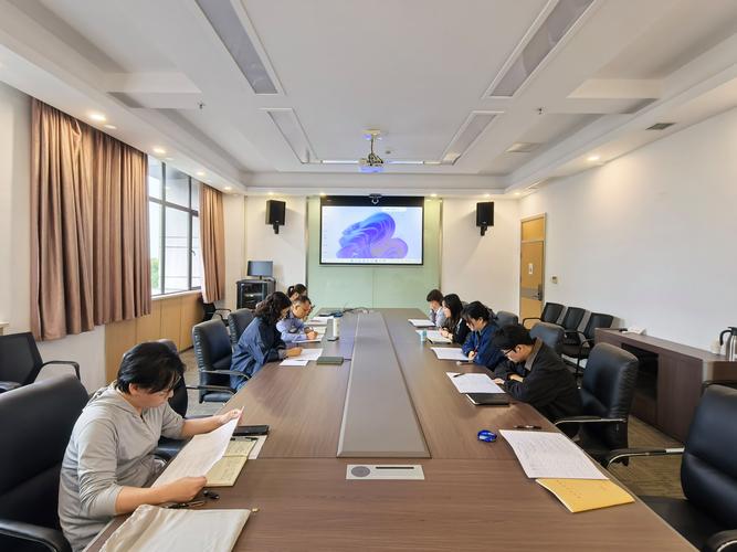 中小学校长在会议室面对行政事务堆积的文件