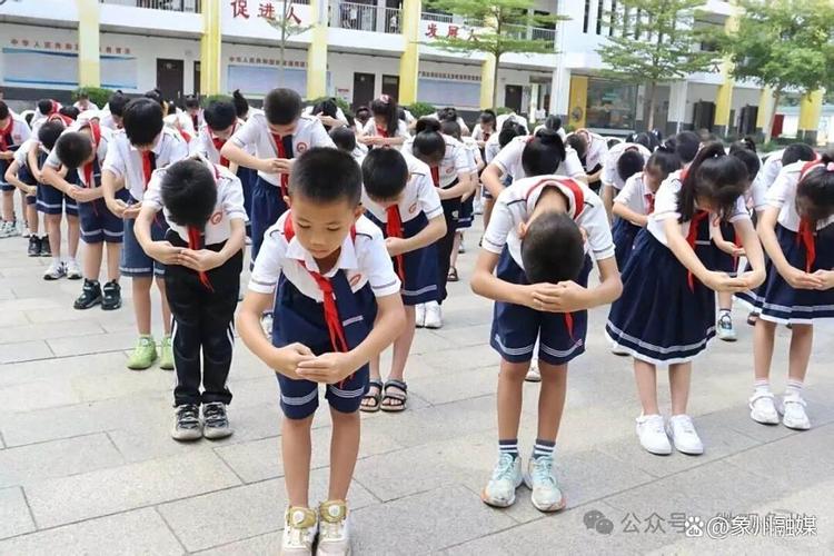 中小学校门口学生向老师鞠躬行礼实拍
