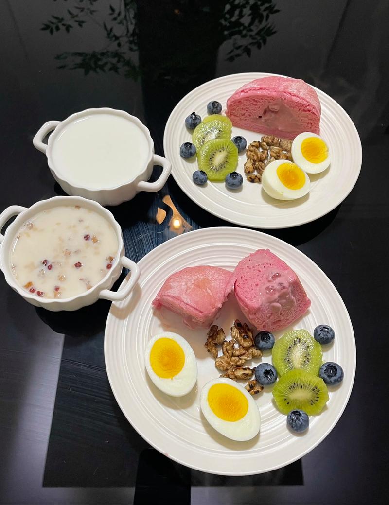 学生早餐盘里摆放蓝莓核桃和鸡蛋作为脑力食物