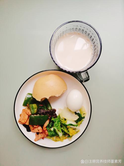 手握热豆浆边看手机的早餐特写