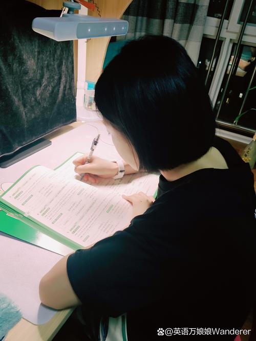 学生深夜在杂乱书桌前用红笔划掉失败计划的特写