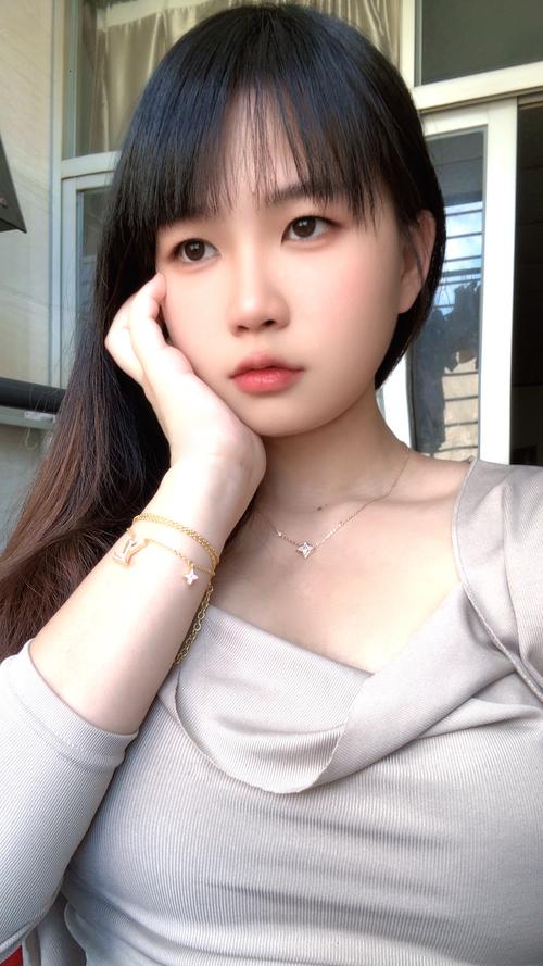 圆脸V型项链日常搭配效果图