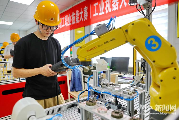 工程师正在调试国产协作机械手,进行力控抛光测试