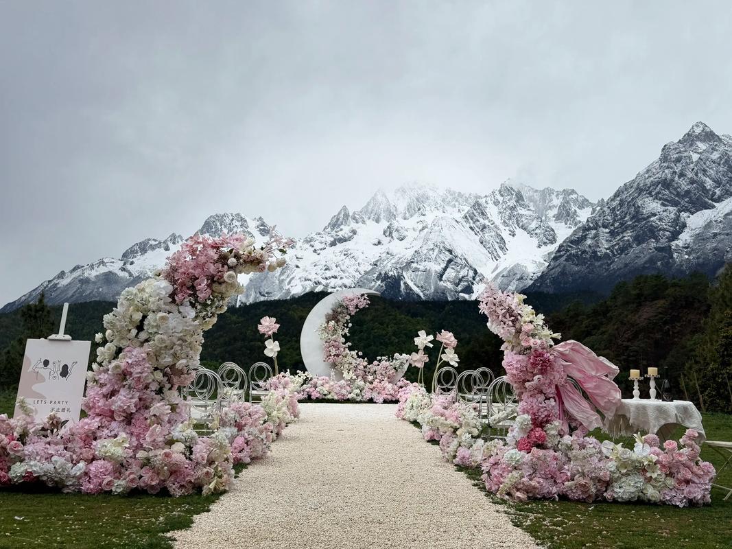 川西高山牧场山顶婚礼布置全景